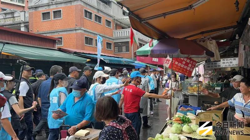 ▲儘管現場已經開始颳風下雨，前總統馬英九、國民黨立委賴士葆仍舊掃好掃滿。（圖／記者林怡昕攝，2025.07.19）
