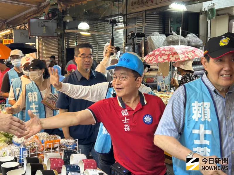 ▲國民黨立委賴士葆熱情和攤商握手。（圖／記者林怡昕攝，2025.07.19）