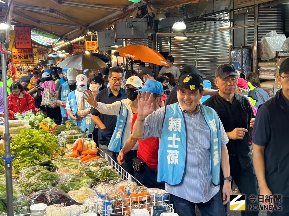 ▲前總統馬英九陪同國民黨立委賴士葆掃街。（圖／記者林怡昕攝，2025.07.19）