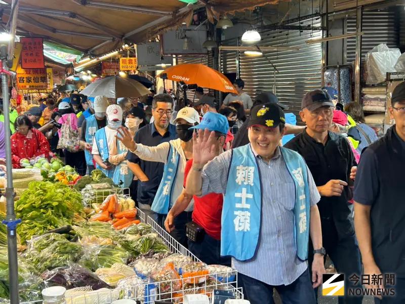 ▲前總統馬英九陪同國民黨立委賴士葆掃街。（圖／記者林怡昕攝，2025.07.19）