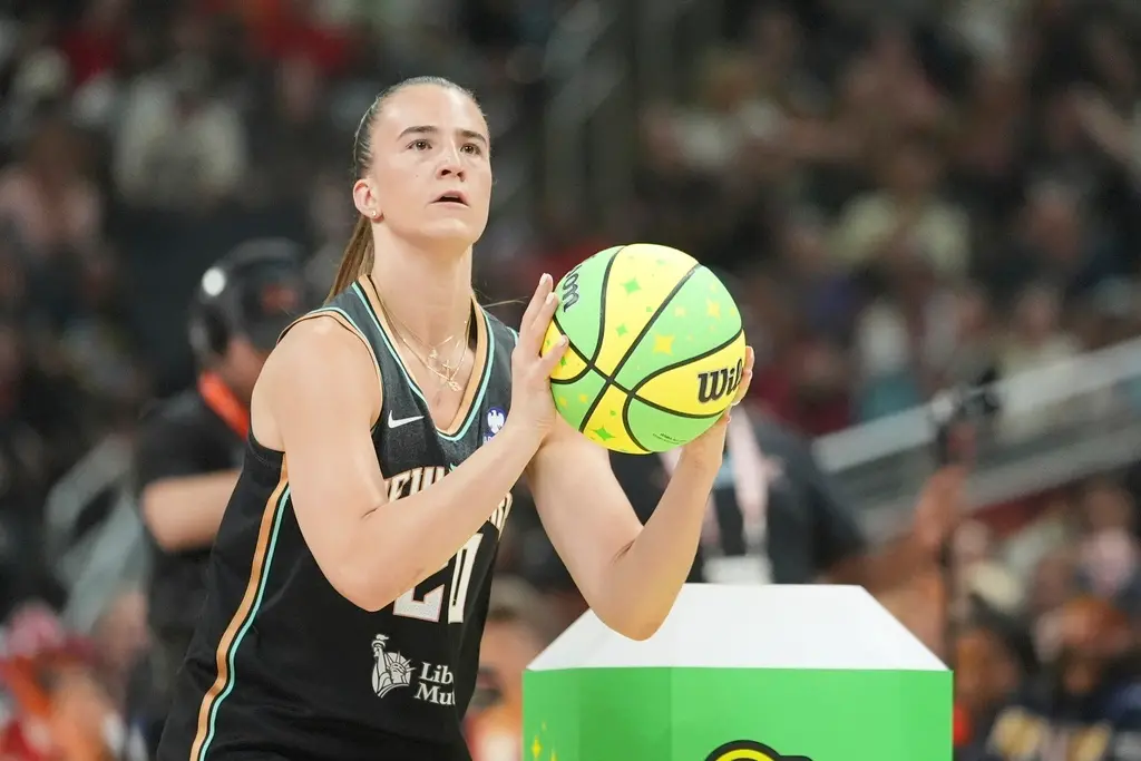 ▲全明星周末在印第安納波利斯盛大展開，紐約自由人球星Sabrina Ionescu再次在三分球大賽中封后，於決賽中以30：22擊敗來自夢想隊的Allisha Gray，繼2023年後再度奪冠。（圖／美聯社／達志影像）