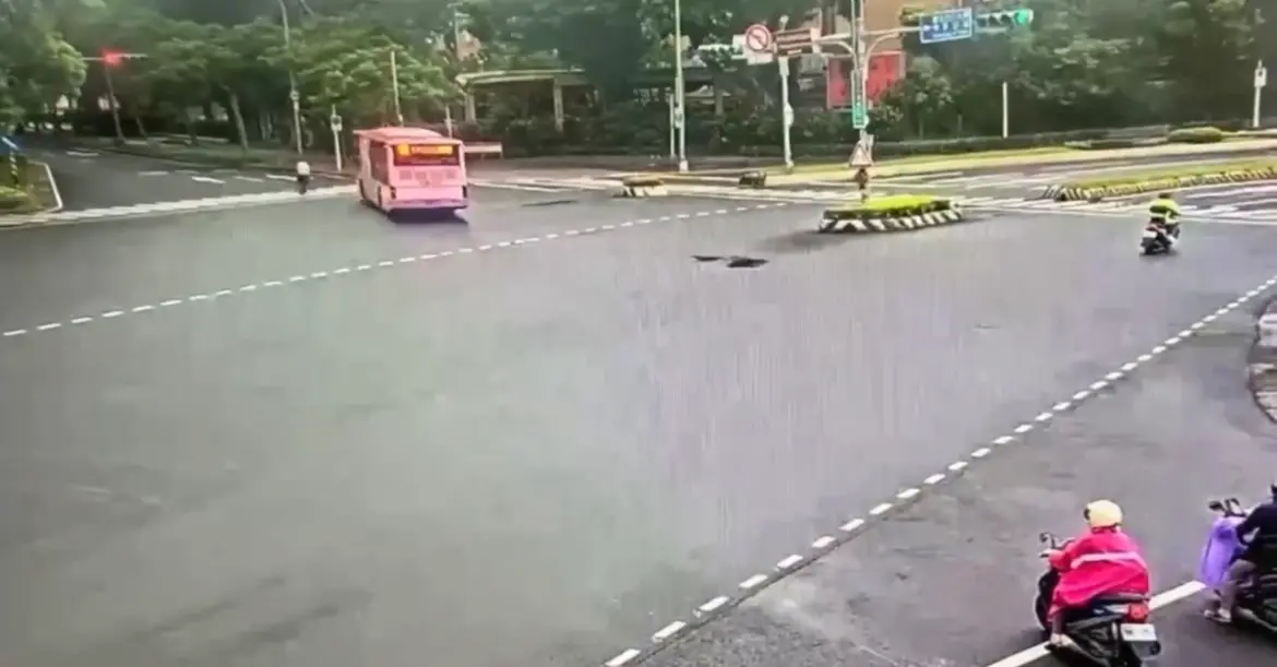 乳癌權威名醫「快速通行」遭公車撞死 粉專：車本位要害死多少人
