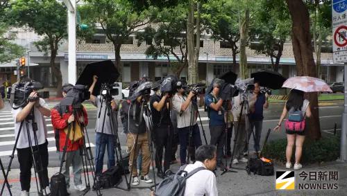 ▲蔣萬安陪同立委反罷掃街，吸引大批中外記者前來採訪。（圖／記者呂炯昌攝）