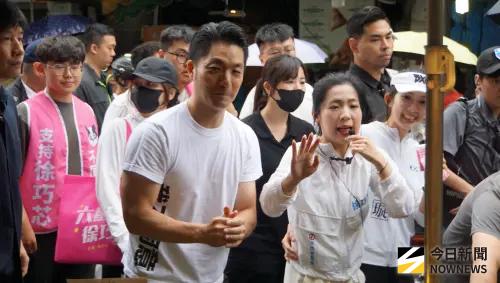▲台北市長蔣萬安陪同立委徐巧芯掃街，宣傳反罷免。（圖／記者呂炯昌攝，2025.07.19）