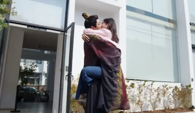 ▲《書卷一夢》結局，李一桐（右）和劉宇寧（左）回到現代，繼續相愛，「熊抱吻」讓觀眾看了直呼「太好嗑」。（圖／翻攝自微博）