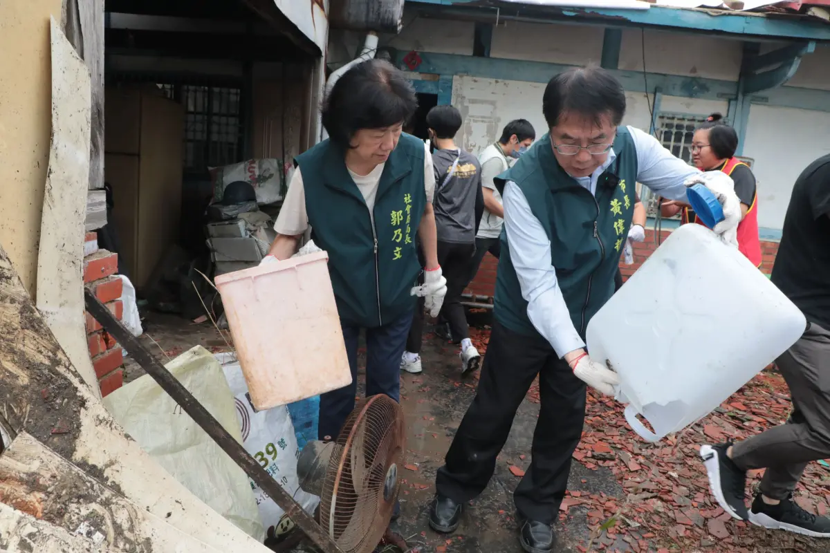 ▲台南市長黃偉哲今（19）日上午特別前往後壁區上茄苳里探視災區民眾，並挽起袖子幫忙清除廢棄物。（圖／臺南市政府）
