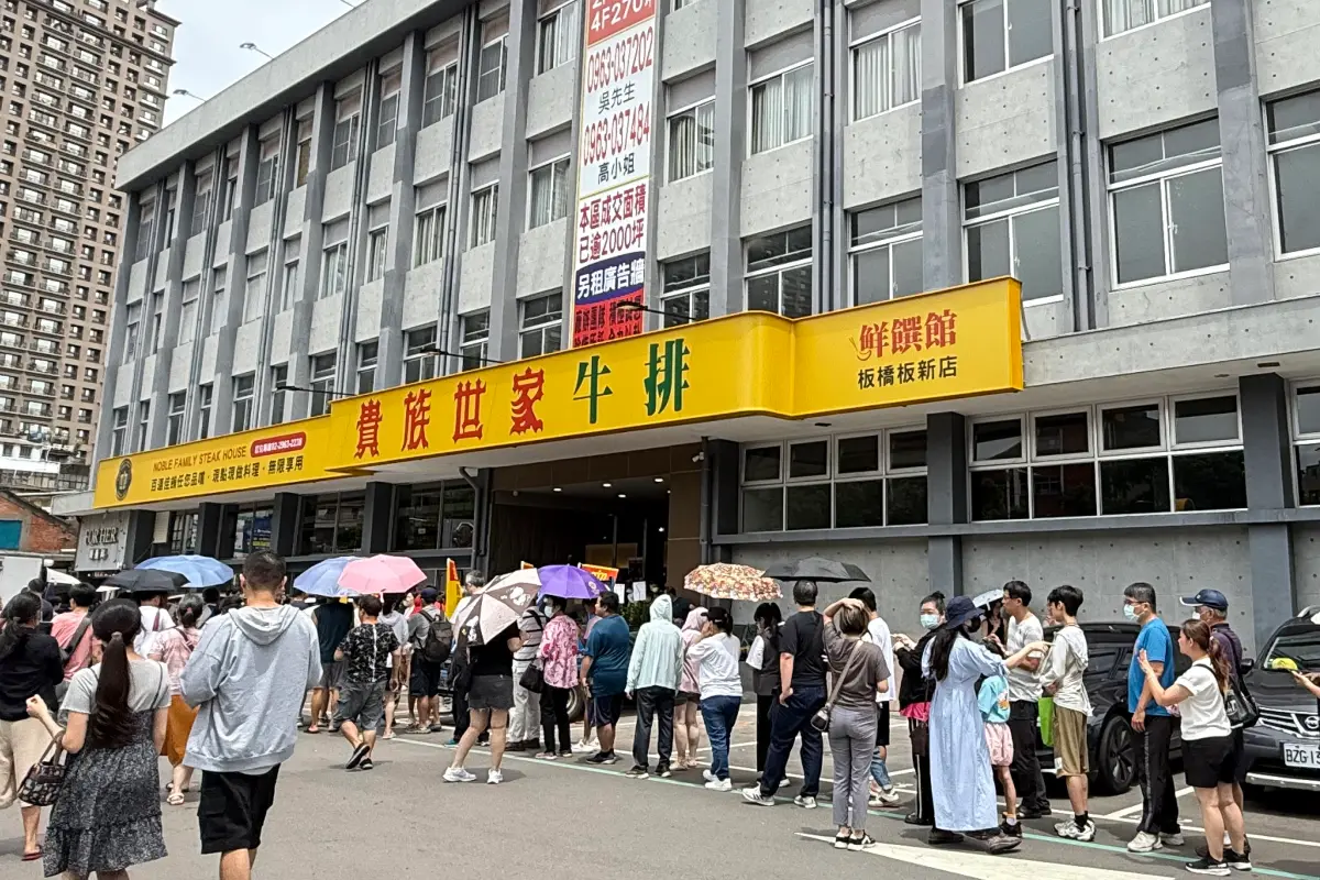 ▲不用頂著大太陽辛苦排隊了！全台最大的貴族世家板橋板新店即日起，僅接受網路線上預約座位，不再接受現場排隊。（圖／記者葉盛耀攝）