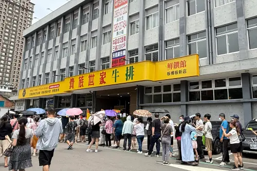 ▲不用頂著大太陽辛苦排隊了！全台最大的貴族世家板橋板新店即日起，僅接受網路線上預約座位，不再接受現場排隊。（圖／記者葉盛耀攝）