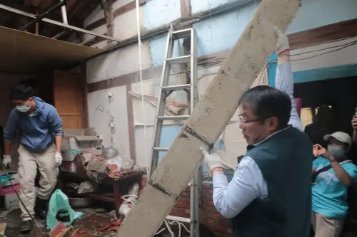 ▲台南市長黃偉哲今（19）日上午特別前往後壁區上茄苳里探視災區民眾，並挽起袖子幫忙清除廢棄物。（圖／臺南市政府）