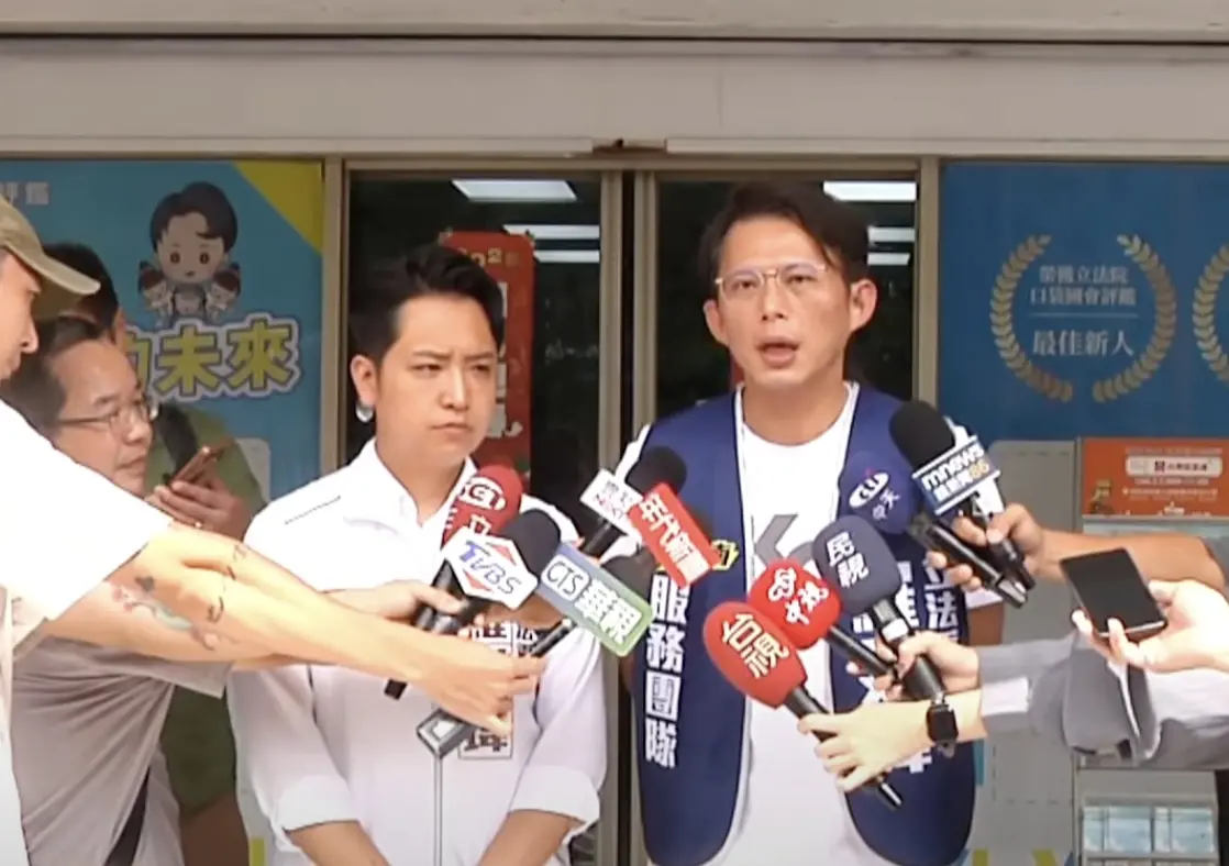 ▲民眾黨立委黃國昌上午前往台中，幫國民黨立委羅廷瑋車隊掃街拚反罷。（圖／翻攝畫面）