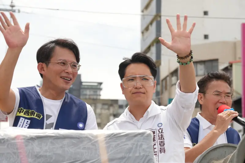 ▲民眾黨立委黃國昌上午前往台中，幫國民黨立委羅廷瑋車隊掃街拚反罷。（圖／翻攝畫面）