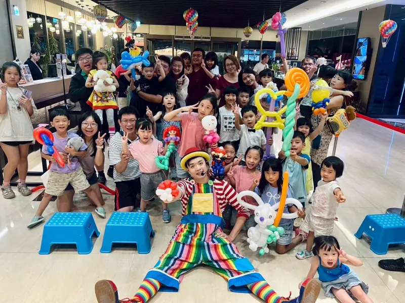 ▲悅川酒店暑期限定「The Fun Show!」親子表演，吸引大小朋友熱情參與，為夏日假期增添笑聲與回憶。(圖/悅川酒店提供)