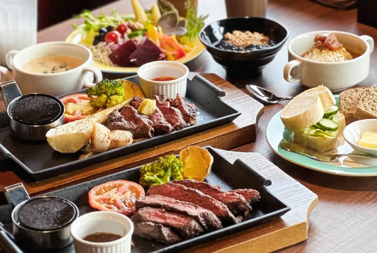 ▲多家平價吃到飽餐廳在暑假檔期都以「延長用餐時間」攬客，像是橫濱牛排，一次最高可以連吃6小時，並宣告此優惠將跑至8月28日。（圖／翻攝橫濱牛排臉書）