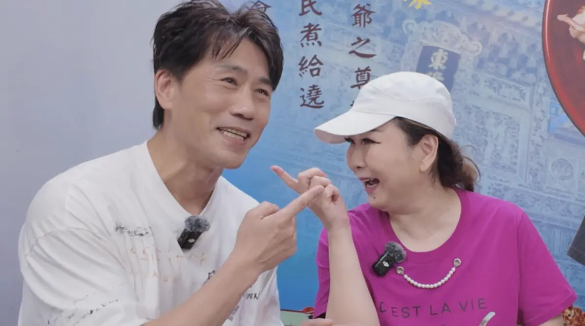 ▲YouTuber羅時豐（左）邀請張秀卿（右）登上節目頻道《大牛比較攬》，當中張秀卿突爆自己小12歲老公原是要介紹給姪女的，2人酒精下肚後就愈看愈對眼，才迸出火花，讓羅時豐大驚一番。（圖／《大牛比較攬》 提供）