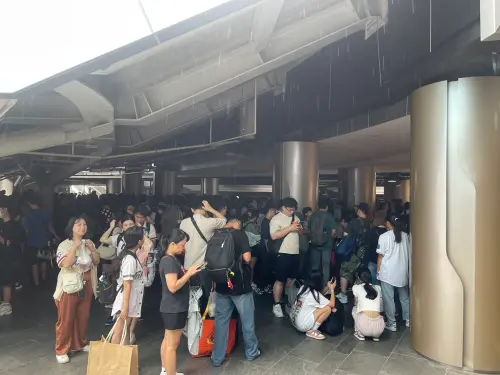 ▲B1商品區的球迷排隊等待進場中。（圖／記者林子翔攝）