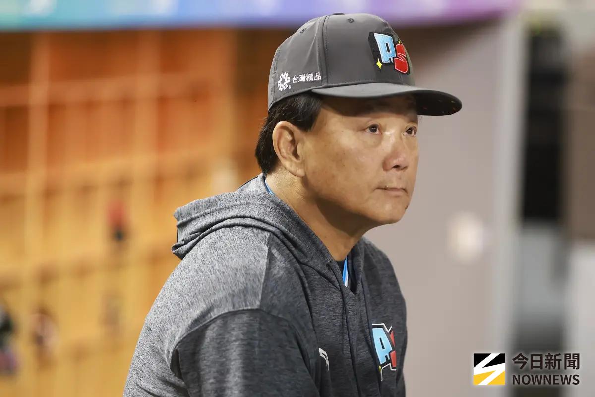 ▲台鋼雄鷹總教練得知魔鷹妻子不幸離世的消息，感到相當不捨，並表示球團正盡全力協助魔鷹。（圖／記者葉政勳攝,2025.07.19）