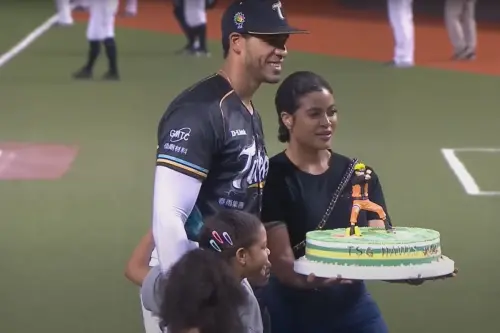 影／魔鷹去年球場慶生！太太今傳噩耗讓人鼻酸　明星賽確定不補人
