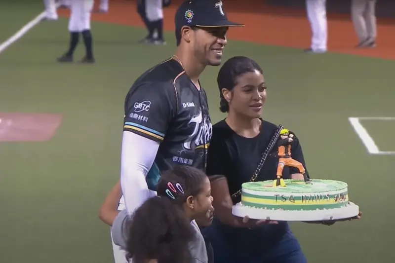 ▲去年魔鷹太太在她生日當天還有來到球場幫他慶生，想不到今年去傳來遺憾的消息。中職聯盟方面，魔鷹的缺確定不會補，明星賽將以有陣容開打。（翻攝自台鋼雄鷹官方YouTube）