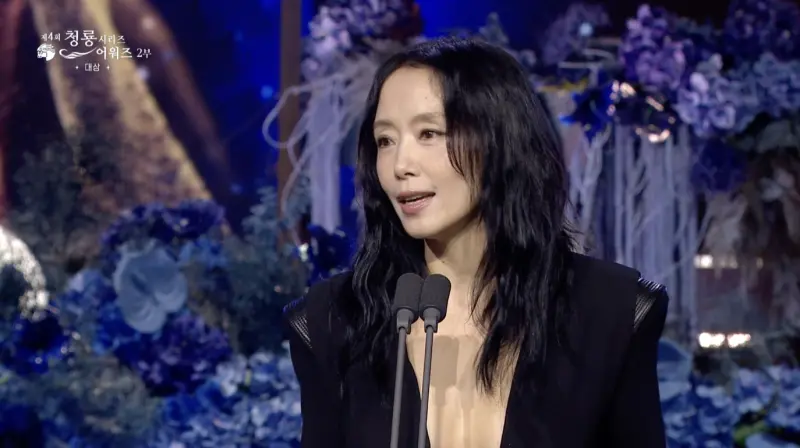 ▲韓國影后全道嬿（如圖）為青龍大獎頒獎時，穿了一件超深V禮服出場，讓台下的秋英宇看傻。（圖／翻攝自chzzk）