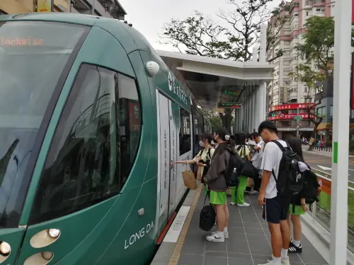 ▲高雄輕軌通學運量成長了14.68%，每一站都充斥著學生並肩而行的身影。（圖／高市府捷運局提供）