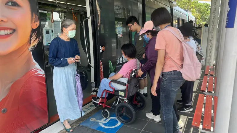 ▲高雄輕軌通學與就醫旅次突破158萬人次，比去年同期成長高達17％。（圖／高市府捷運局提供）