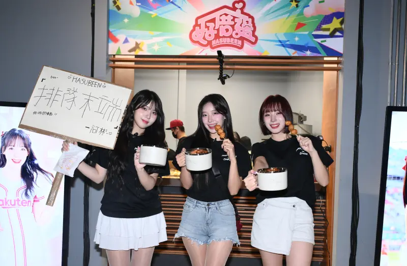 ▲樂天桃猿「韓援三本柱」河智媛、廉世彬與禹洙漢，這次轉換身分，在內野B1靠近外野區開設了他們的快閃店「好厝邊 HASUBEEN」，販售韓國在地美食。（圖／記者林柏年攝, 2025.07.19）