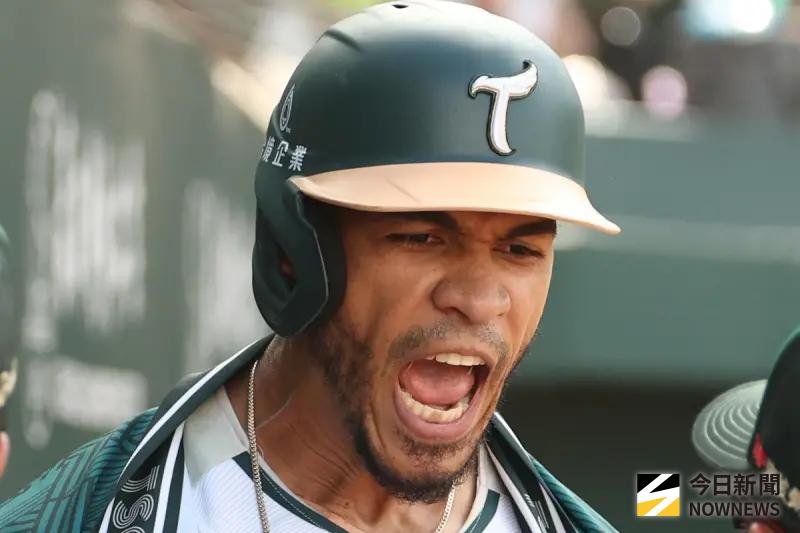 ▲台鋼雄鷹34歲的外籍洋砲「魔鷹」（Steven Moya）OPS達到1.018，不僅是全聯盟最高，更是本季唯一突破「1.000」大關的打者，堪稱本季中職最佳。（圖／NOWNEWS資料照）