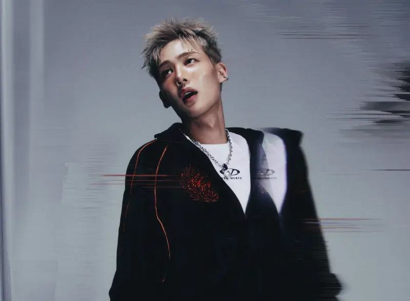 ▲韓團1VERSE中有2位脫北者：Hyuk（如圖）、Seok，他們逃亡的故事辛酸吸睛，高顏值也受關注。（圖／1VERSE X）