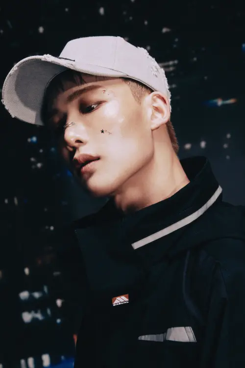 ▲Hyuk今年25歲，媽媽比他先逃離北韓到南韓生活，自己再去找媽媽。（圖／1VERSE X）