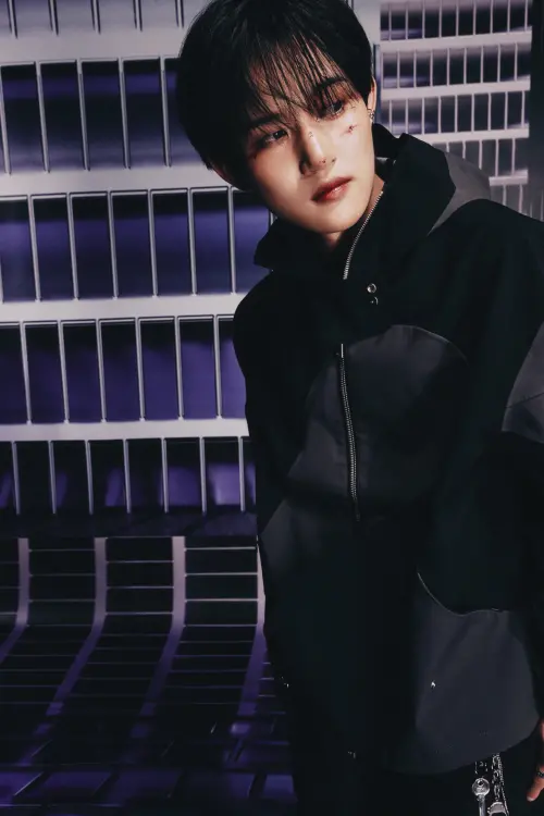 ▲Seok也是脫北者，小時候住的地方近中國邊境，所以常偷用USB跟SD卡追韓劇、聽K-POP。（圖／1VERSE X）