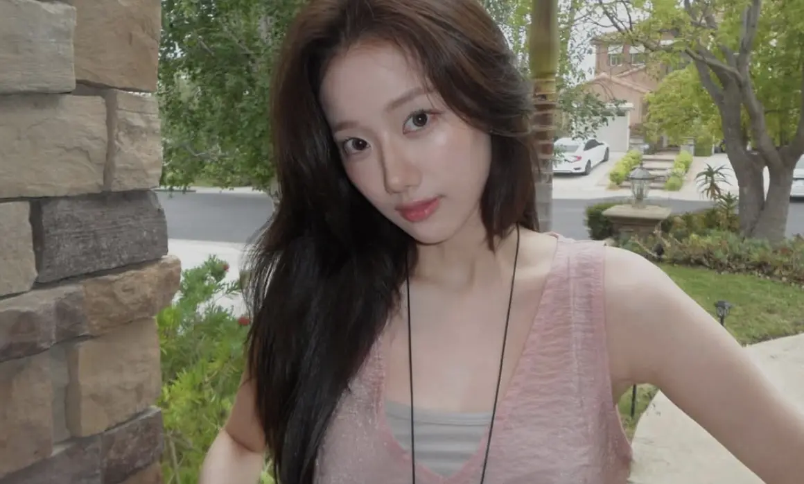 ▲韓國女團APRIL的前成員李娜恩在2021年被爆出霸凌隊友，形象跌落谷底。時隔4年後她宣布將出演網路劇回歸幕前，然而消息一出卻被韓網酸爆：「怎麼敢回來？」（圖／李娜恩IG）