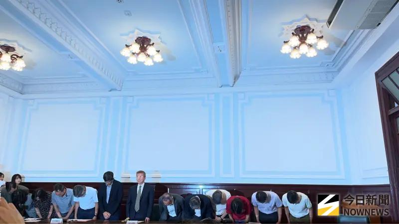 ▲台師大高層今日在記者會上，向女足隊致歉。（圖／記者張乃文攝）