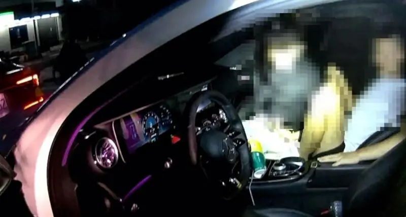 ▲賓士車遭攔檢，失控連撞6車，員警開門一看驚見駕駛「男男交疊」。（圖／翻攝畫面）