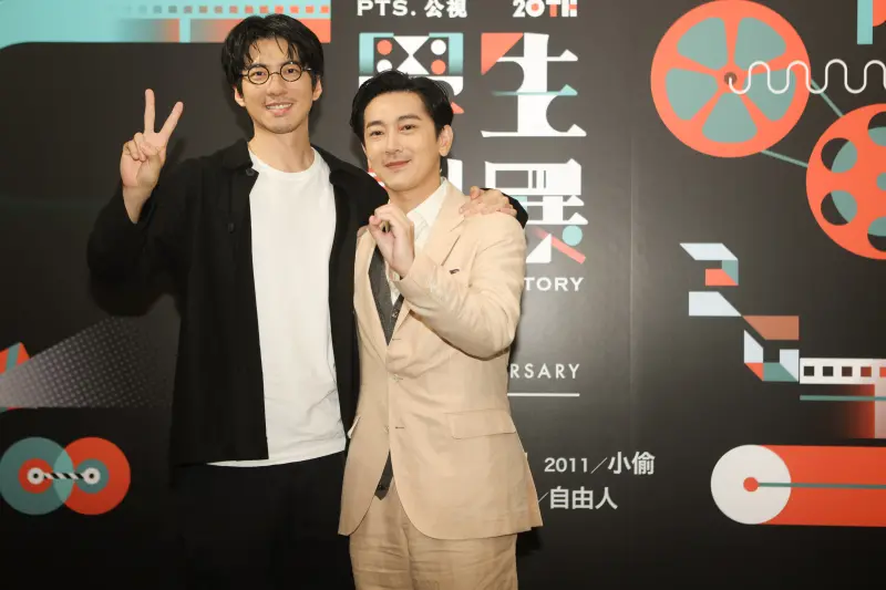 ▲施名帥（右）和傅孟柏（左）出席公視學生劇展20週年記者會，施名帥分享當初拍片片酬只有8千，只要有便當就滿足了。（圖／公視提供）