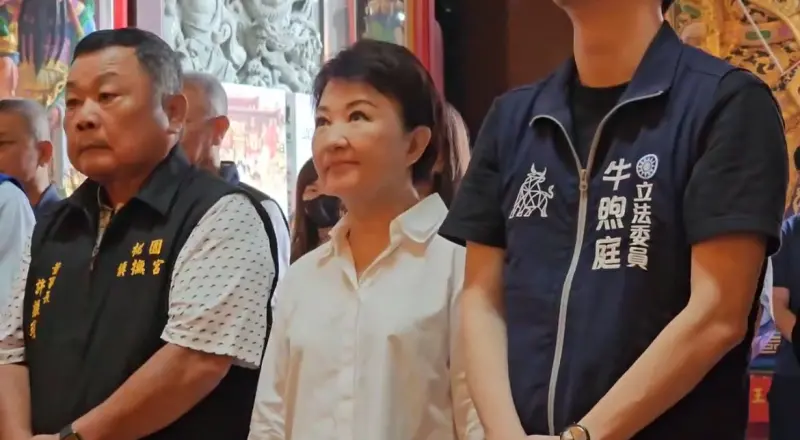 ▲台中市長盧秀燕今（19）日到桃園鎮輔宮與國民黨立委牛煦庭參香。（圖／讀者提供）