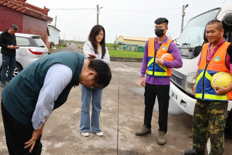 ▲黃偉哲代表市民鞠躬感謝所有投入災後復原的單位與志工。(圖／南市府提供)