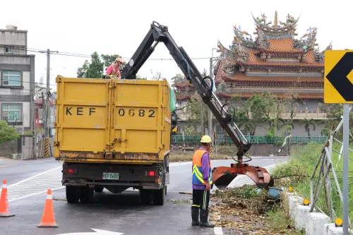 ▲環保局調度人力與機具，全力進行清運、搬運大型垃圾，十天清理萬餘公噸垃圾。(圖／南市府提供)