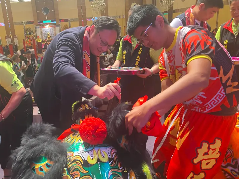 ▲副市長鄭照新為新獅開光點睛(圖／民政局提供2025.7.19)