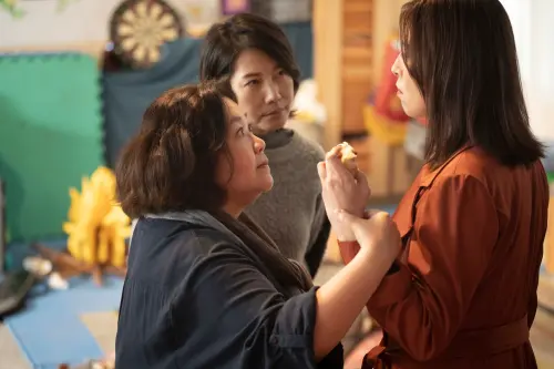 ▲劇中鍾欣凌（左）與丁寧對劉品言（右）嗆聲。（圖／公視台語台、華視提供)