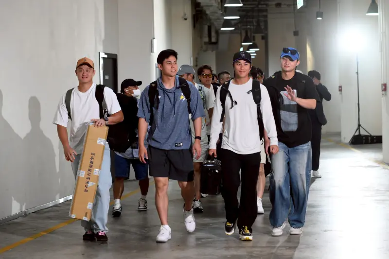 ▲入選明星賽的中職球星，抵達停車場到走進場內的走秀舞台，成為球迷熟知的上班路，不少球星都盛裝出席，陳傑憲、潘傑楷都盛裝出席，以休閒時尚風為主，模特兒身材宛如走秀現場，至於樂天桃猿後援投手呂詠臻，雖然只穿白T加上黑短褲，但仍無法掩蓋他的姣好身材，不少球迷都認為最帥的就是呂詠臻。（圖／記者林柏年攝, 2025.07.19）