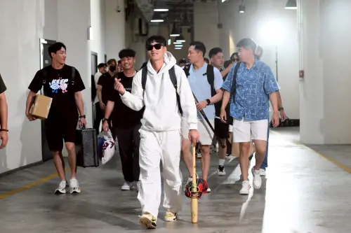 ▲味全龍游擊手張政禹墨鏡搭配全白穿著現身。（圖／記者林柏年攝, 2025.07.19）