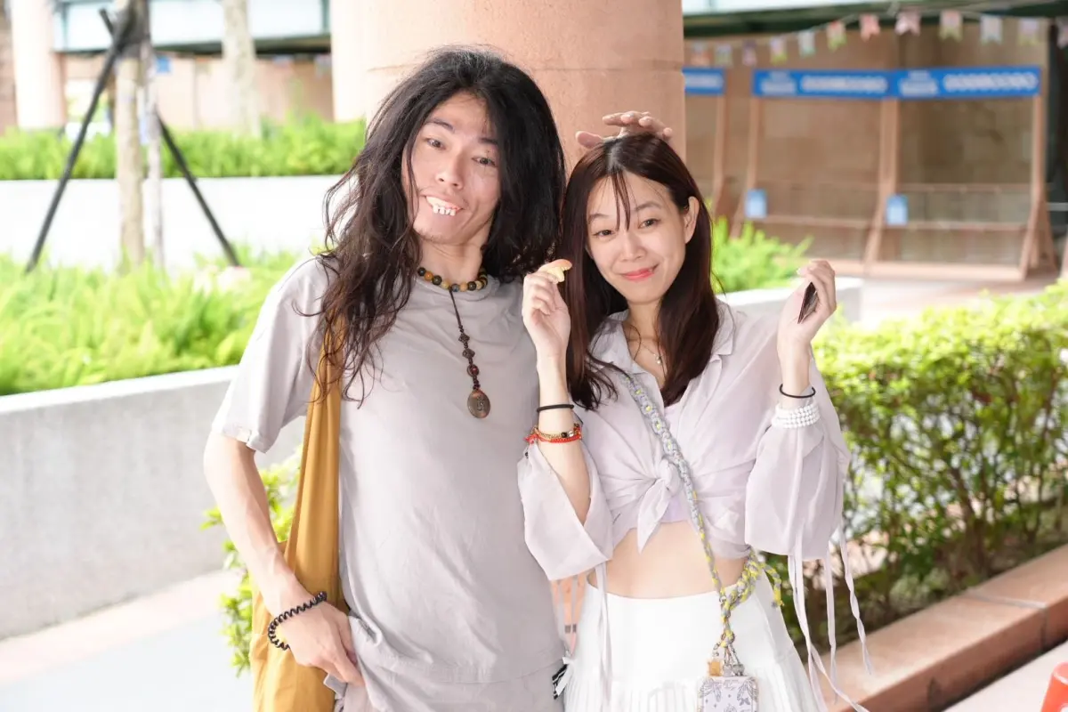 ▲網紅鄧佳華本月10日入獄，其緋聞女友簡簡（右）今（19）日宣告是單方面分手對方，並同框與其有過金錢糾紛的瑋哥（左），證實多年交情關係，瑋哥更打趣說鄧佳華的債務交給簡簡代償：「可以有愛的連結，就要看簡簡表現來償還！」（圖／攝影中心）