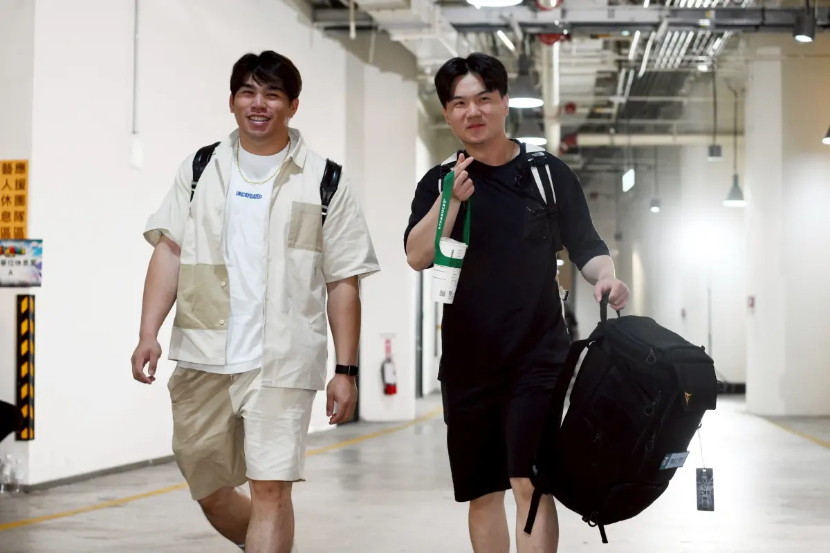 ▲8/23鬼月到，穿著打扮有些禁忌，如圖右為台灣職棒選手江坤宇身穿全黑，原本輕鬆又時髦，但民俗專家認為在鬼月較不適宜。（示意圖／記者林柏年攝）