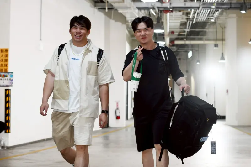 ▲8/23鬼月到，穿著打扮有些禁忌，如圖右為台灣職棒選手江坤宇身穿全黑，原本輕鬆又時髦，但民俗專家認為在鬼月較不適宜。（示意圖／記者林柏年攝）