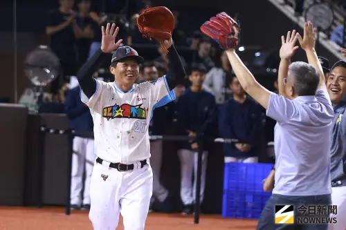 ▲味全龍總教練葉君璋與中職會場蔡其昌搭檔參加「鐵捕封殺王」，僅用3球就拿下冠軍。（圖／記者葉政勳攝,2025.07.19）