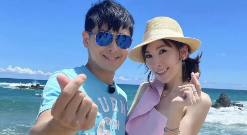 ▲藝人林志穎（左）愛妻陳若儀（右）曬出比基尼辣照，驚人曲線完全看不出是3寶媽，粉絲驚呼她身材太好了，羨煞眾人！（圖／取自林志穎臉書）