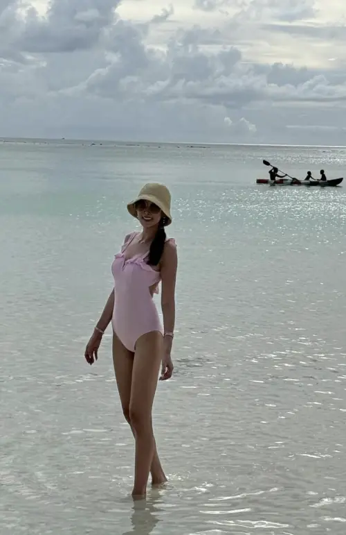 ▲陳若儀穿粉色比基尼展現纖細曲線，少女氣息滿滿。（圖／陳若儀IG）