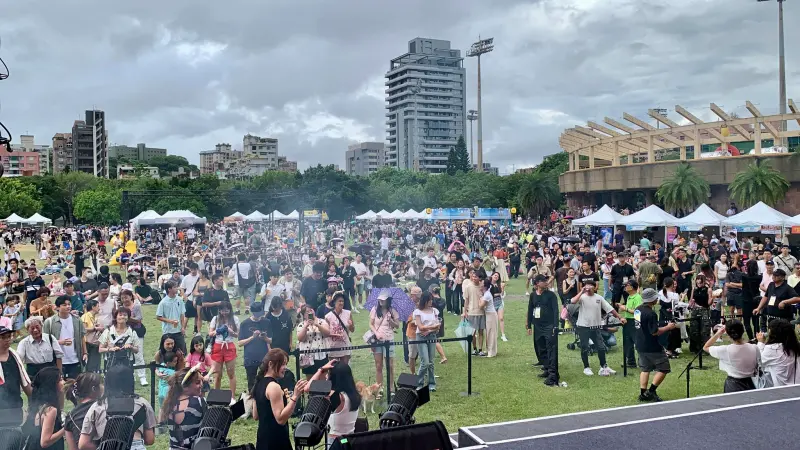 ▲「2025天母啤酒節」今（19）日在天母運動公園登場，現場集結超過90家美食攤位、百款啤酒品牌進駐，另還有鳳小岳、人氣樂團小男孩樂團等超強卡司表演，現場已爆人潮。（圖／取自天母商圈臉書）