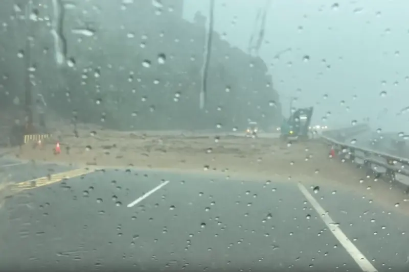 ▲薇帕颱風暴風圈掃過台灣南方，帶來劇烈降雨與災情，台9線405公里大溪路段甚至爆發土石流，現場路面被大量泥漿淹沒。（圖／翻攝自Threads@aka.19rossi）
