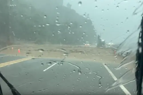 ▲台東台9線405公里大溪路段下午傳出土石流災情。（圖／翻攝自Threads@aka.19rossi）